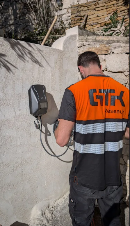 Technicien GTK Réseaux intervenant sur un équipement électrique