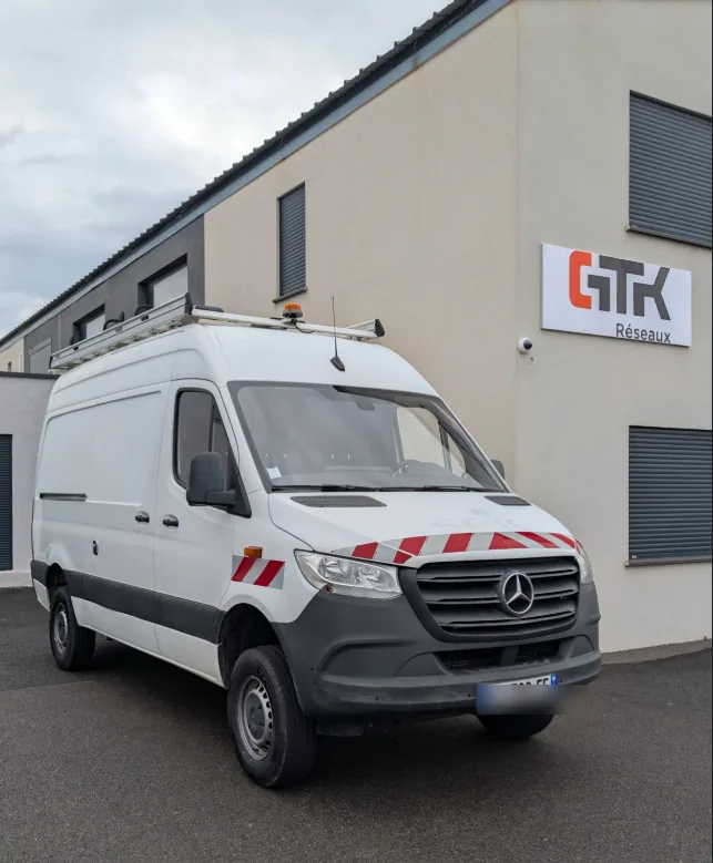Véhicule tout-terrain GTK Réseaux devant les bureaux de l’entreprise